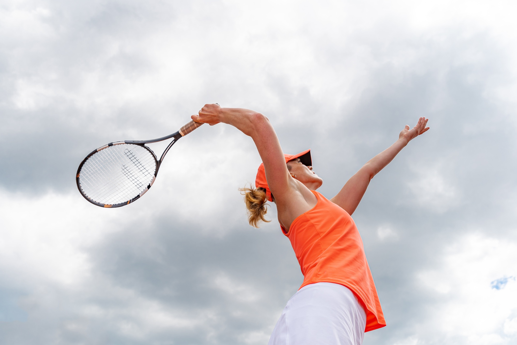 tennis serve by a young woman in a tournament